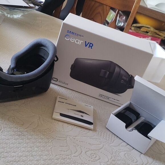 New in Box Samsung Gear VR Powered by Oculus Virtual Reality Headset SM-R323 - Picture 2 of 8